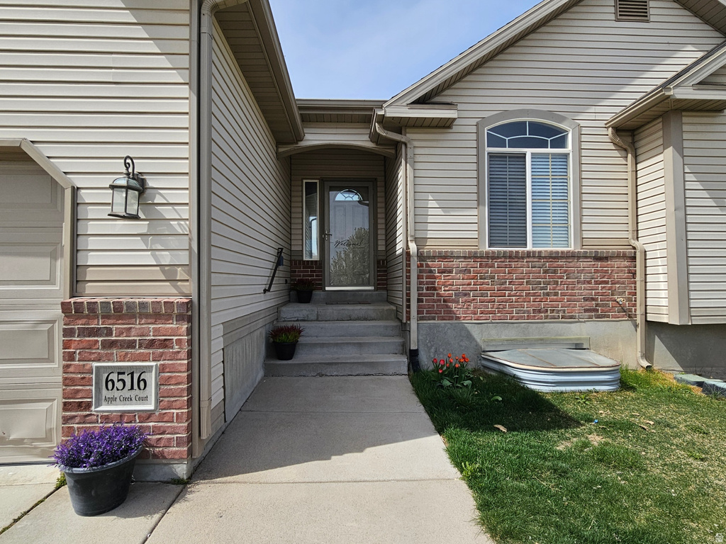 6516 S APPLE CREEK CT Salt Lake City, UT 84118