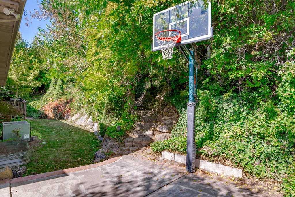 1934 N HORSEMAN CIR Layton, UT 84040