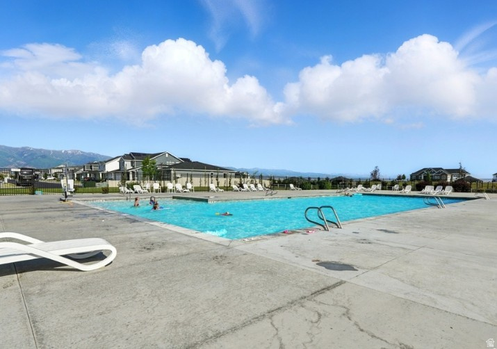 2353 W THOMAS CT Syracuse, UT 84075