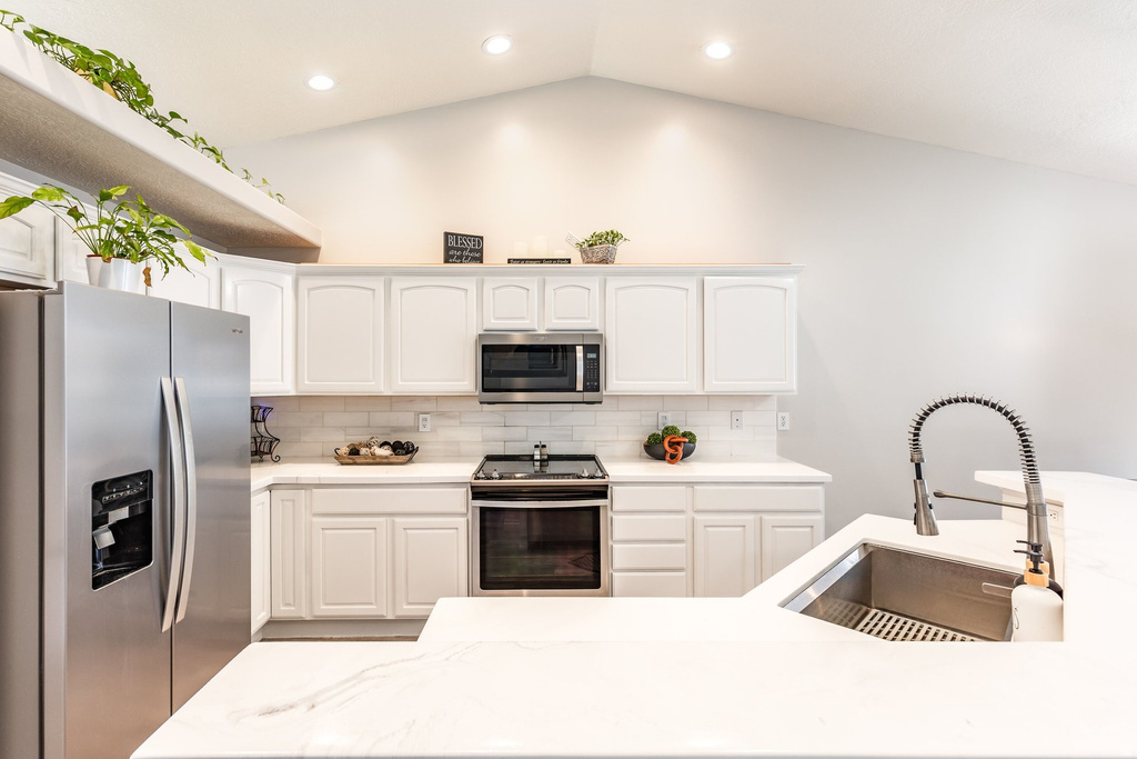 6627 W VALLEY OAK DR West Jordan, UT 84081