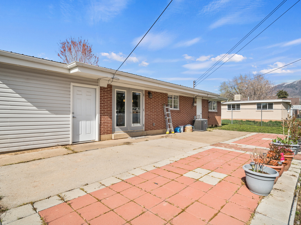 586 E WASATCH DR Layton, UT 84041