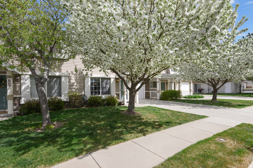 1064 E FORT LN Ogden, UT 84404