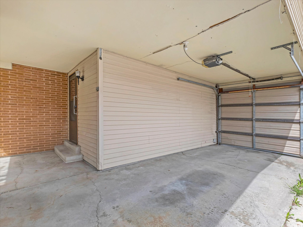 1204 E IRIS LN Millcreek, UT 84106