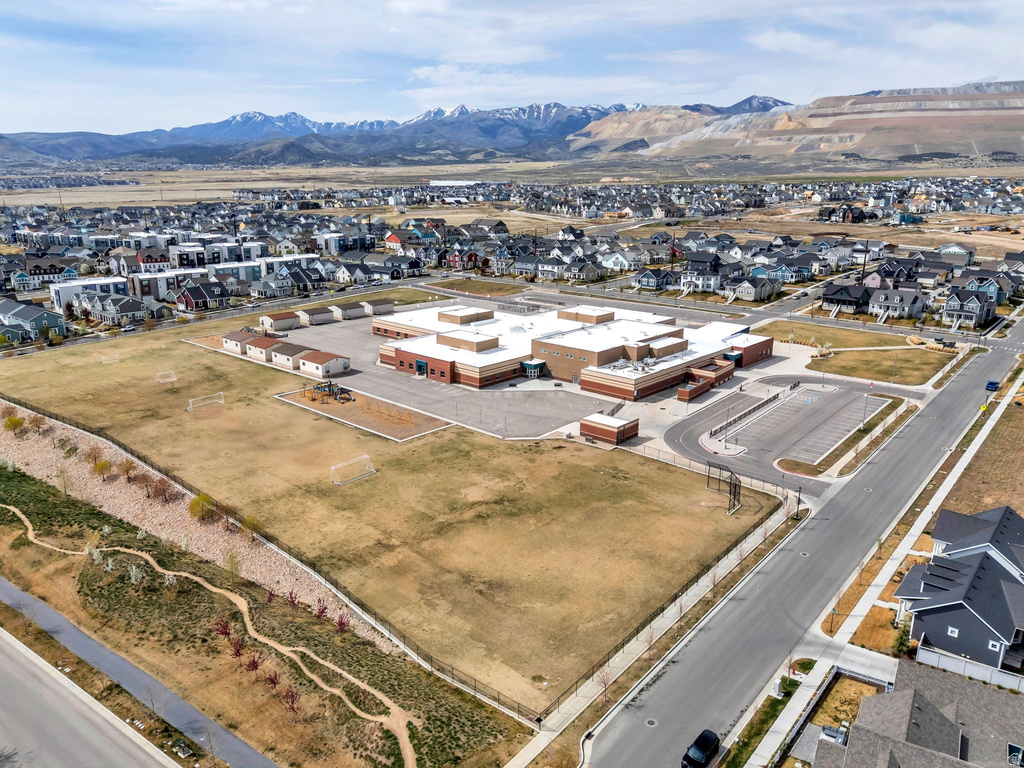 6281 W COPPER HAWK DR South Jordan, UT 84009