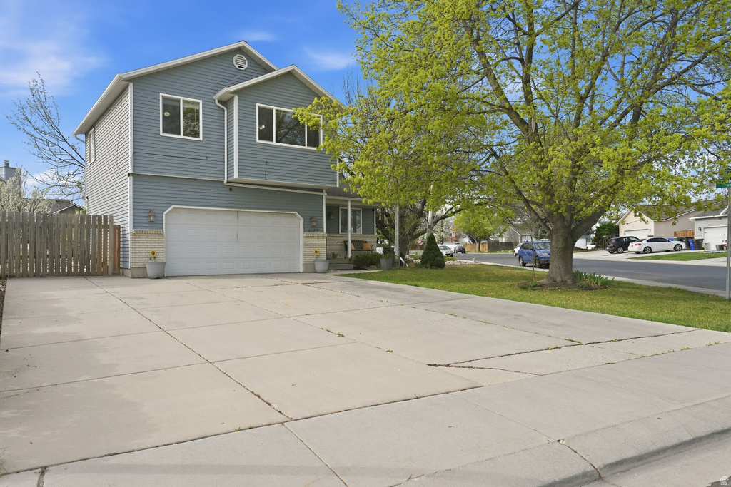8127 S CREEKWOOD DR West Jordan, UT 84088