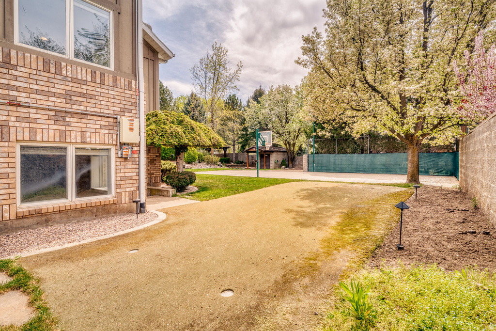 63 W 1750 N Centerville, UT 84014