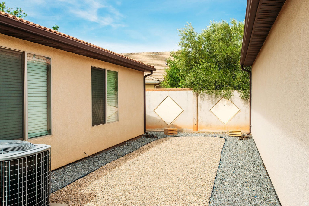 1330 N DIXIE DOWNS DR photo 2