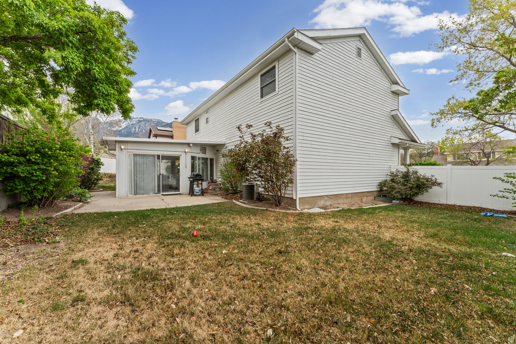 1253 E MEADOW RIDGE RD Sandy, UT 84094