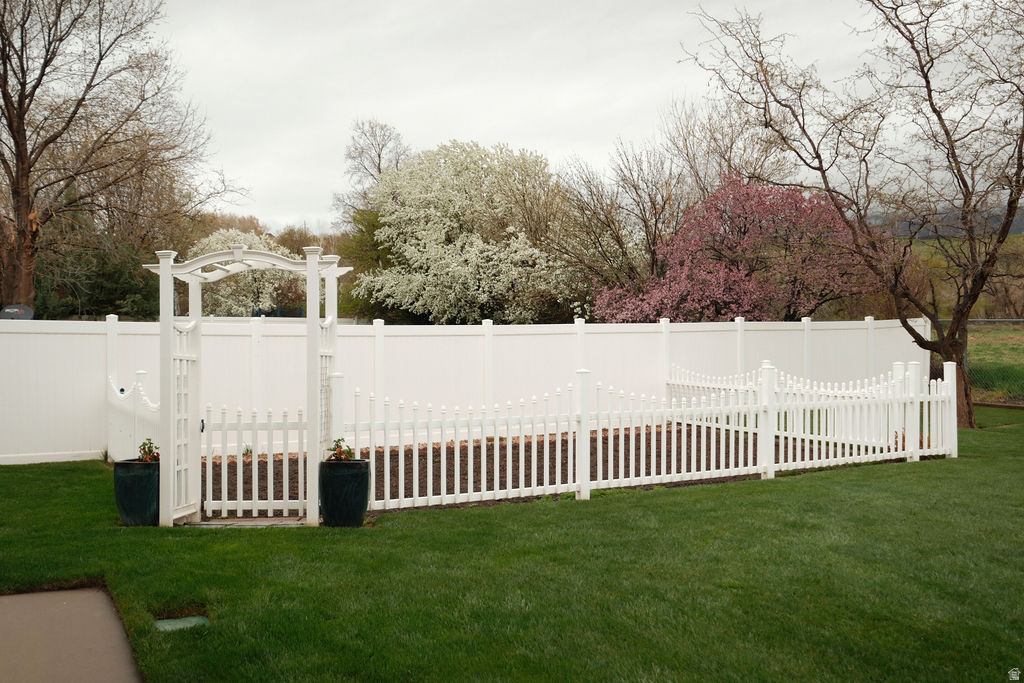 6402 S RAYMOND DR South Weber, UT 84405