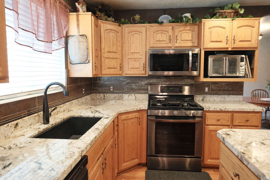 6402 S RAYMOND DR South Weber, UT 84405