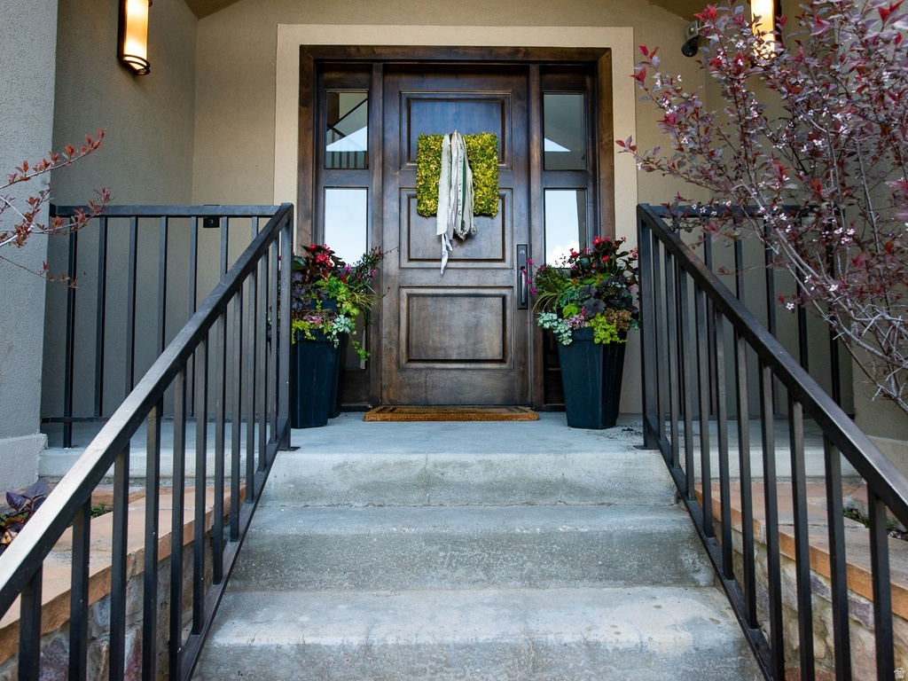 4925 S MOUNTAIN LN Salt Lake City, UT 84124