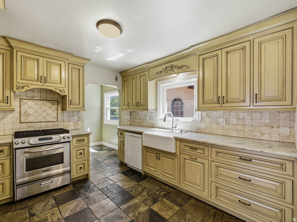 926 S GREENWOOD TERRACE Salt Lake City, UT 84105