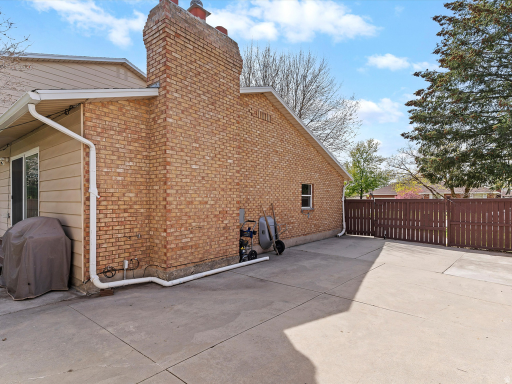 2220 N JONI DR Layton, UT 84040