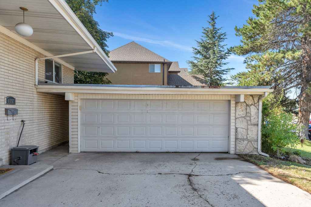 6557 S 2600 E Cottonwood Heights, UT 84121