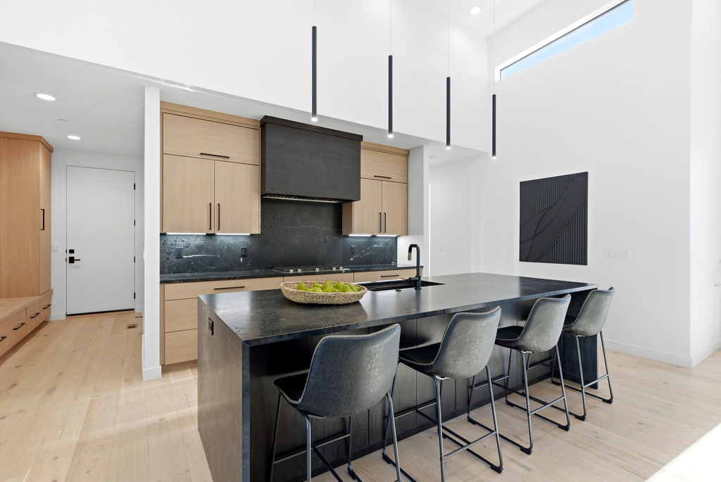 5585 E HIGHLAND VIEW CT Eden, UT 84310