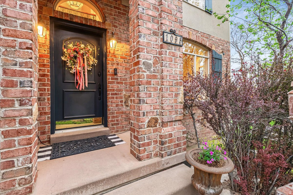 1095 E MARIWOOD CIR North Salt Lake, UT 84054