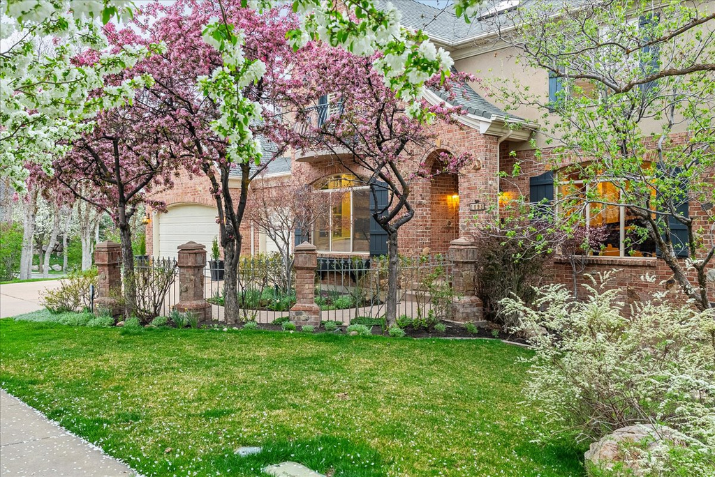 1095 E MARIWOOD CIR North Salt Lake, UT 84054