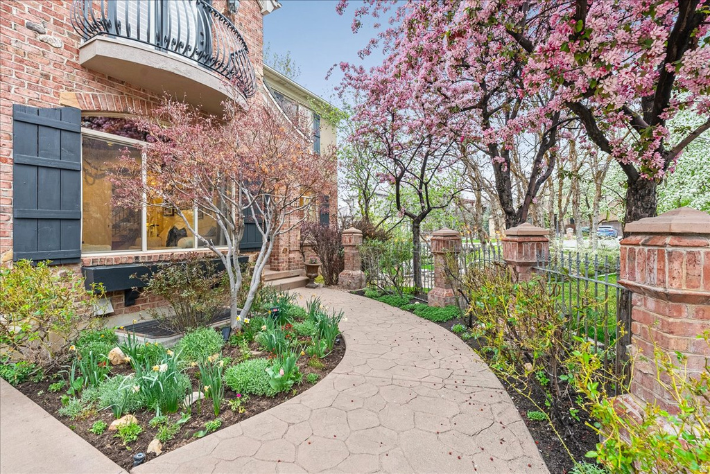 1095 E MARIWOOD CIR North Salt Lake, UT 84054