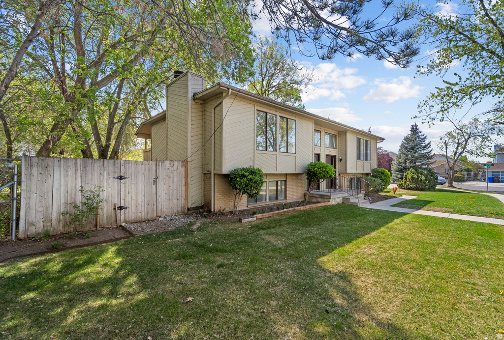 666 E LARCHWOOD DR Midvale, UT 84047