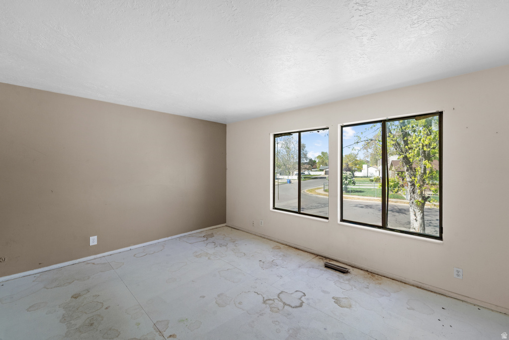 666 E LARCHWOOD DR Midvale, UT 84047