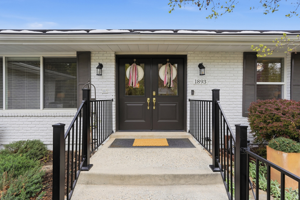 1893 E VISCOUNTI DR Sandy, UT 84093