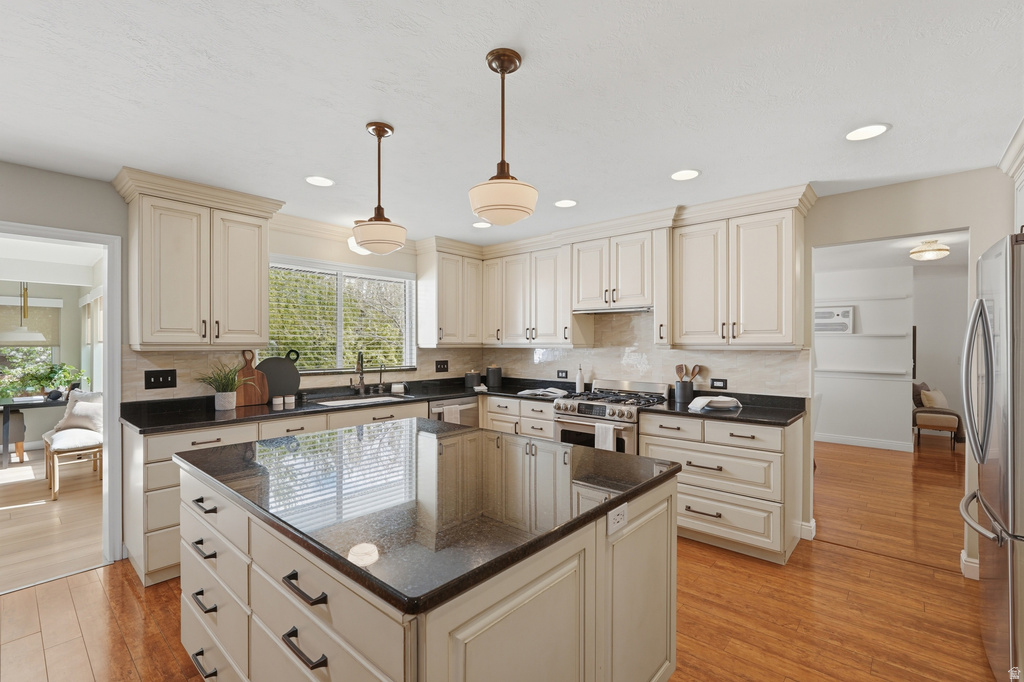 1893 E VISCOUNTI DR Sandy, UT 84093