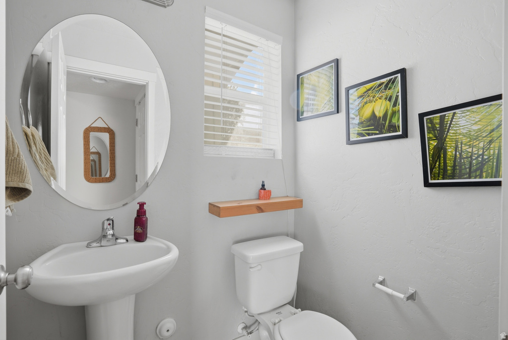 1049 W STONEHAVEN DR North Salt Lake, UT 84054