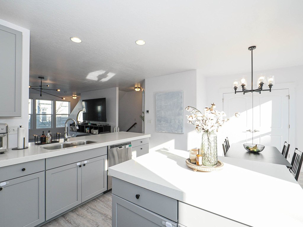 1807 W TORLUNDY Riverton, UT 84065