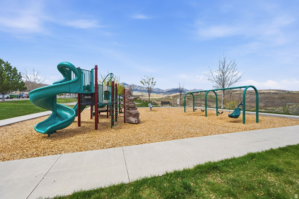 7141 W COTTAGE DR West Jordan, UT 84081