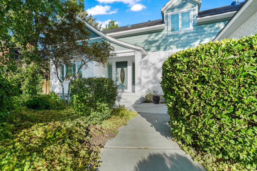 8965 S QUAIL RUN DR Sandy, UT 84093