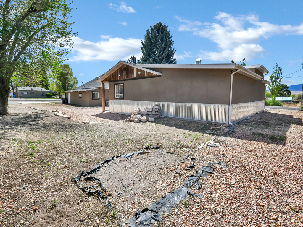 195 S 200 E Monroe, UT 84754