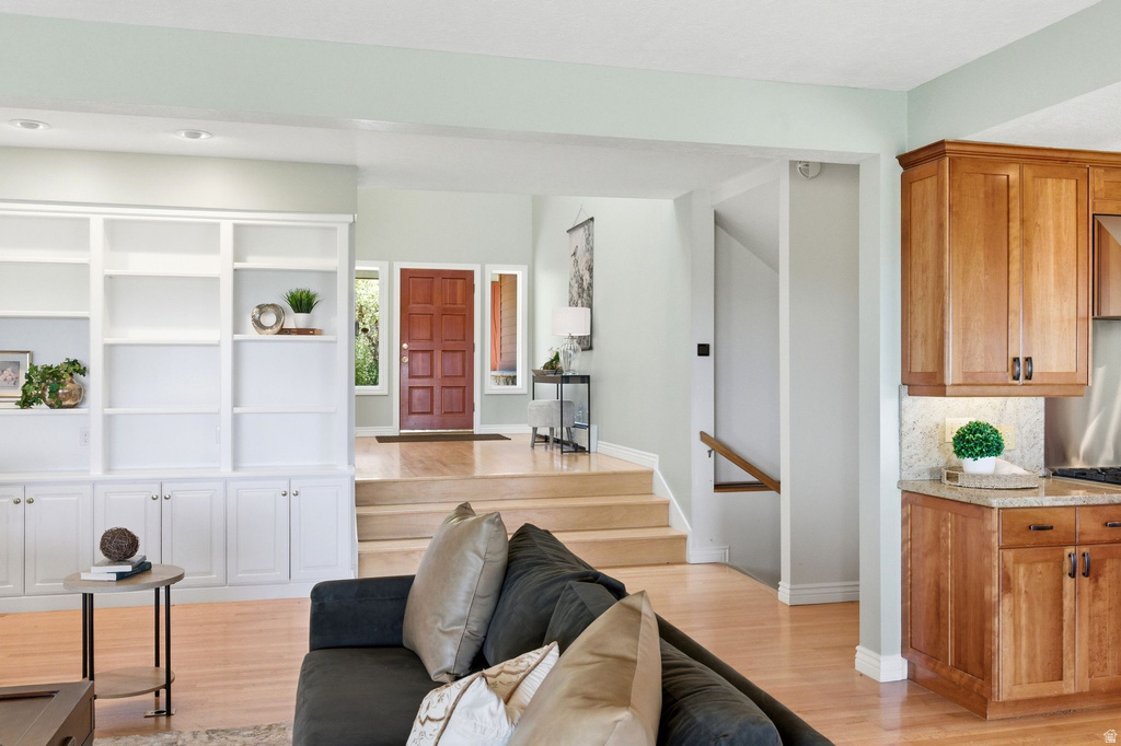 8 ALTAWOOD DR Sandy, UT 84092