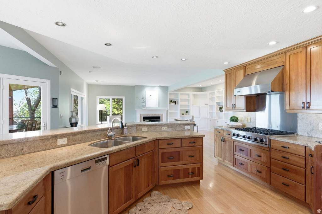 8 ALTAWOOD DR Sandy, UT 84092