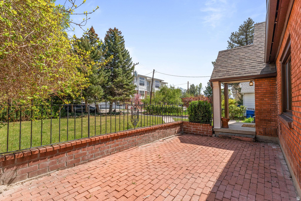 4640 S LOCUST LN Holladay, UT 84117