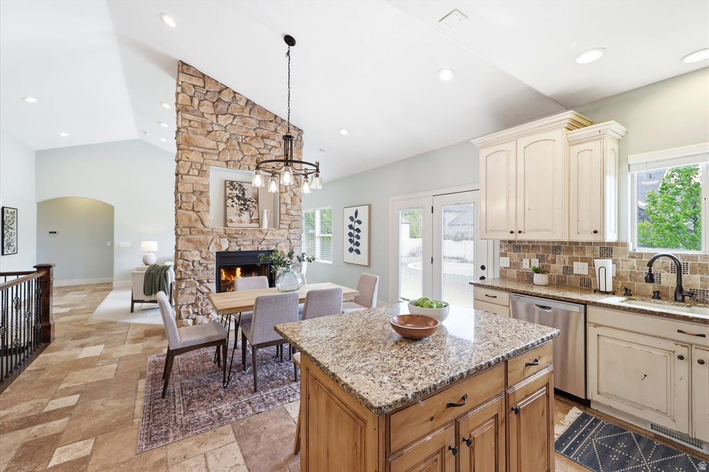 977 W WHITE WULFF DR Bluffdale, UT 84065