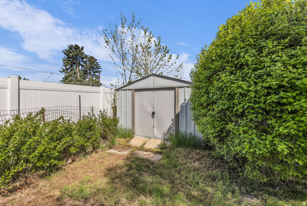 1893 E LINCOLN LN Holladay, UT 84124