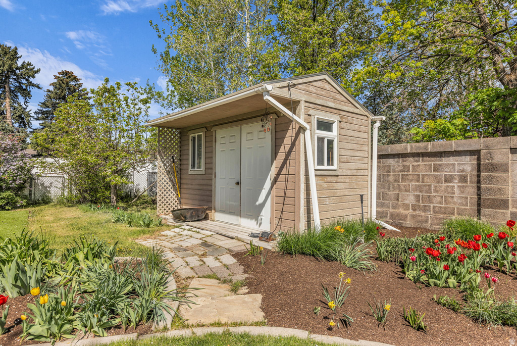 1893 E LINCOLN LN Holladay, UT 84124