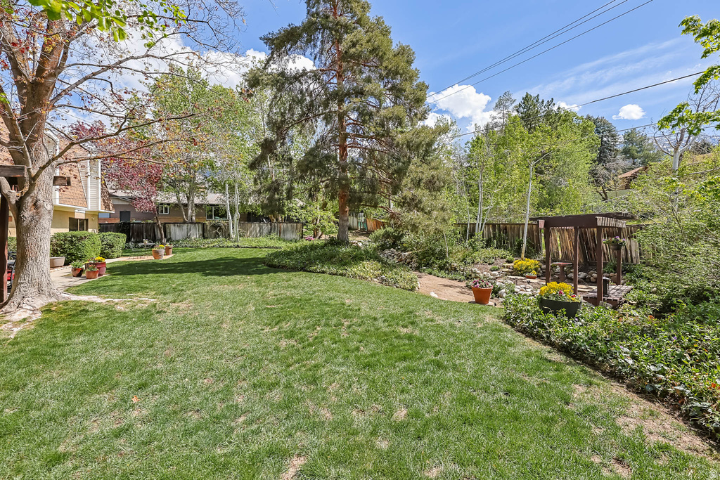 2738 E SNOW MOUNTAIN DR Sandy, UT 84093