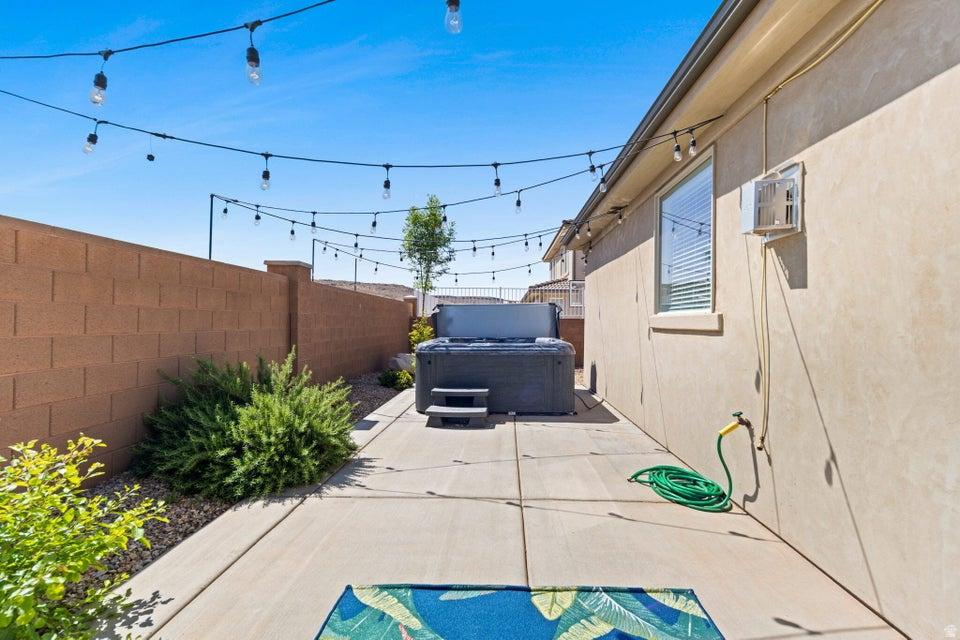 262 N LADERA DR Washington, UT 84780