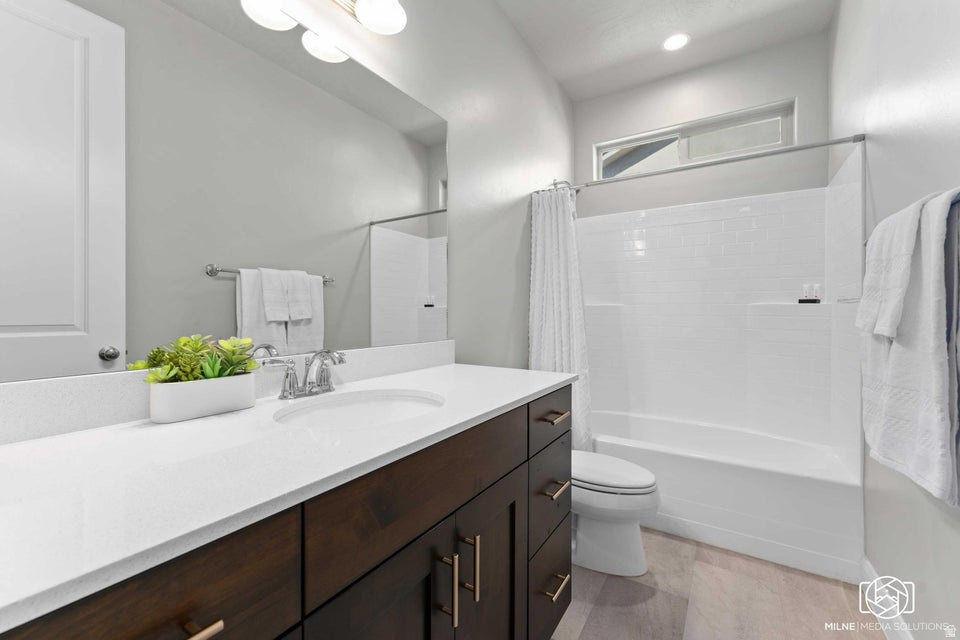 262 N LADERA DR Washington, UT 84780