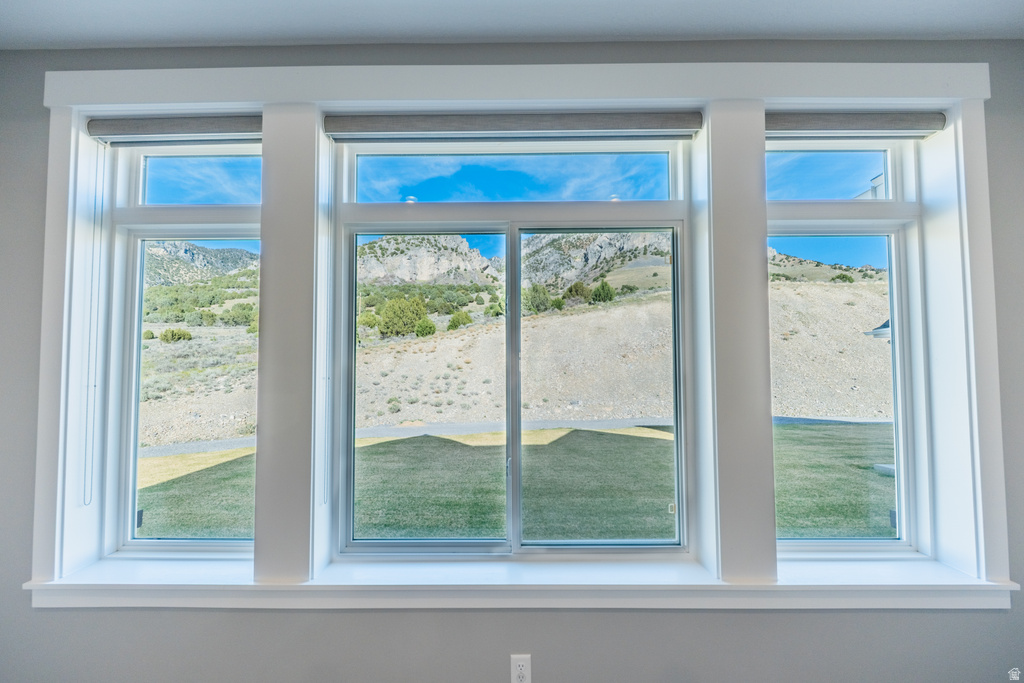 Entryway featuring a mountain view