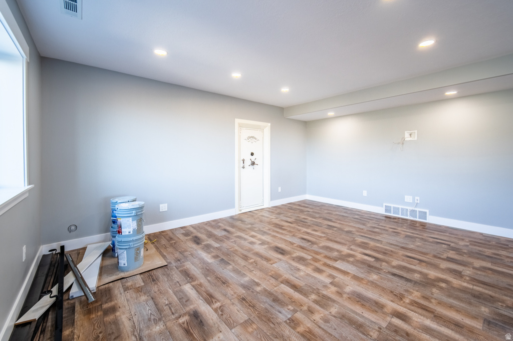 Unfurnished room with dark wood-style floors and recessed lighting