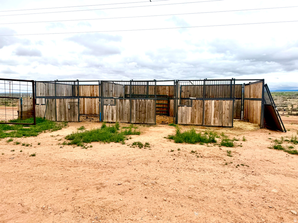 8457 E 6000 N Lapoint, UT 84039