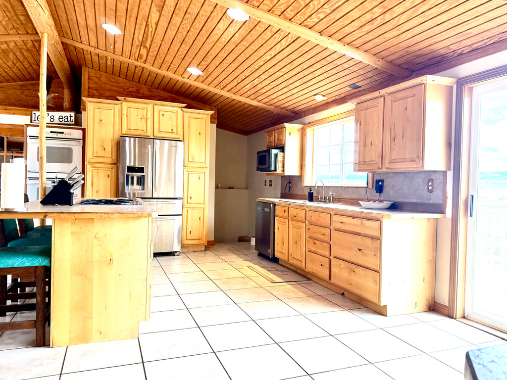 8457 E 6000 N Lapoint, UT 84039