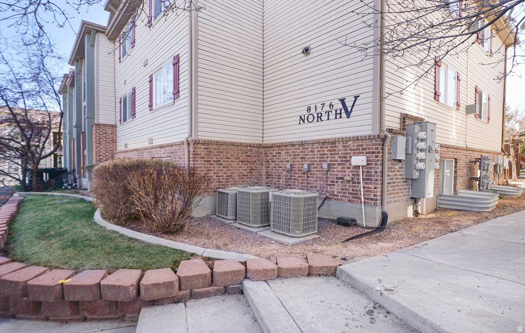 8176 N CEDAR SPRINGS RD #V12 Eagle Mountain, UT 84005