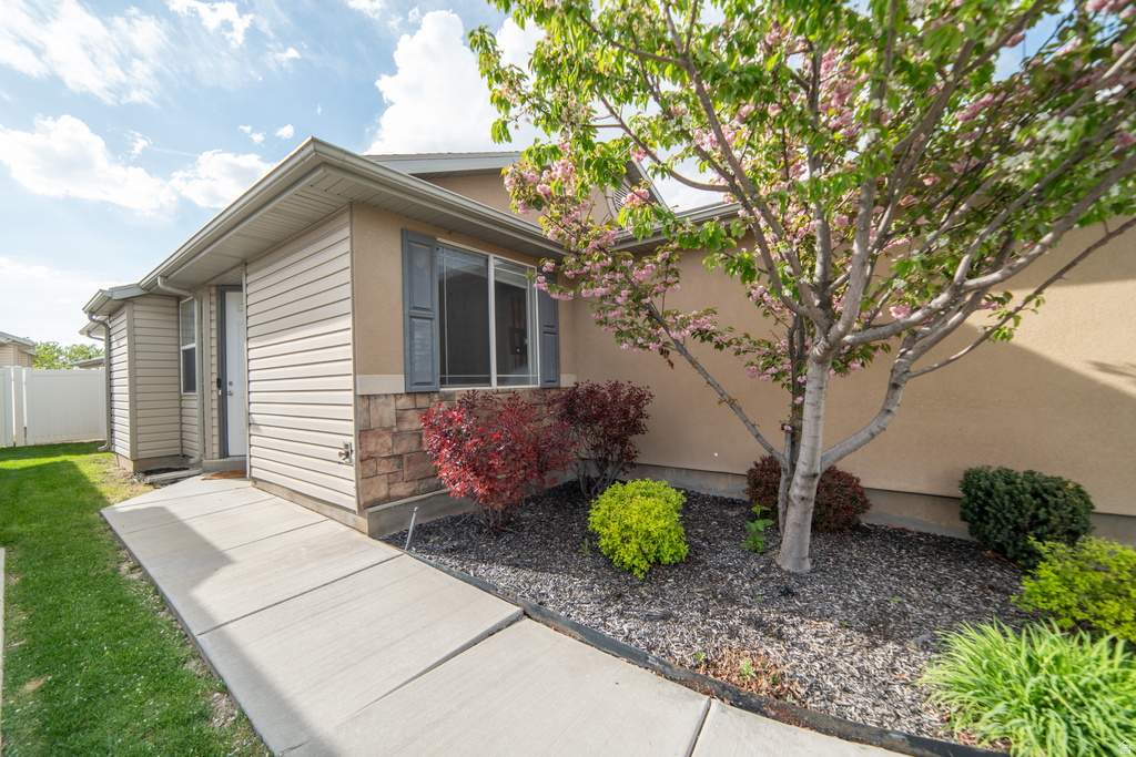 717 N BRADFORD DR North Salt Lake, UT 84054