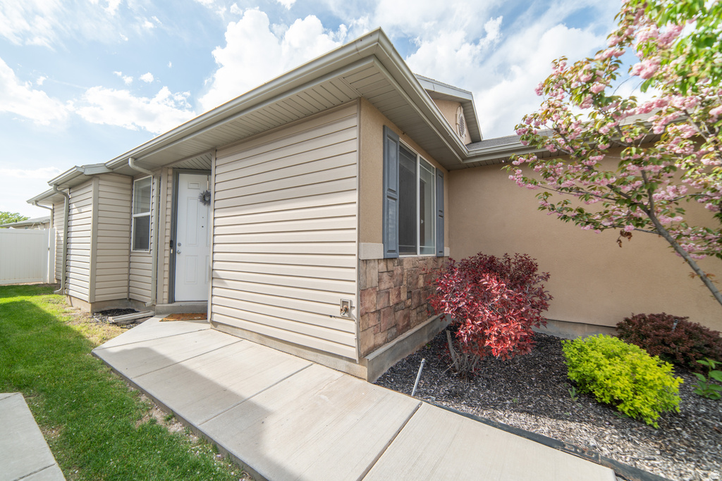 717 N BRADFORD DR North Salt Lake, UT 84054