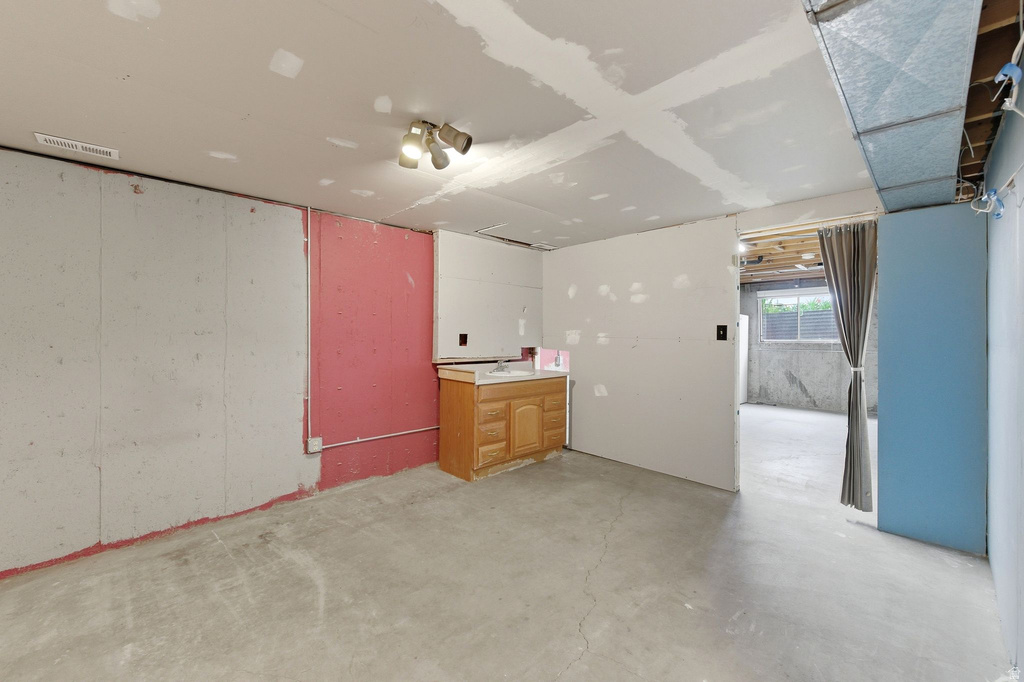 6112 S VINEWAY CIR Salt Lake City, UT 84121