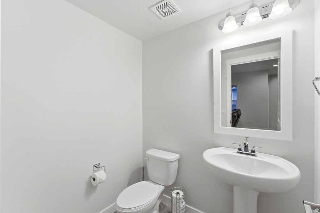 1196 W CLARK LN Farmington, UT 84025