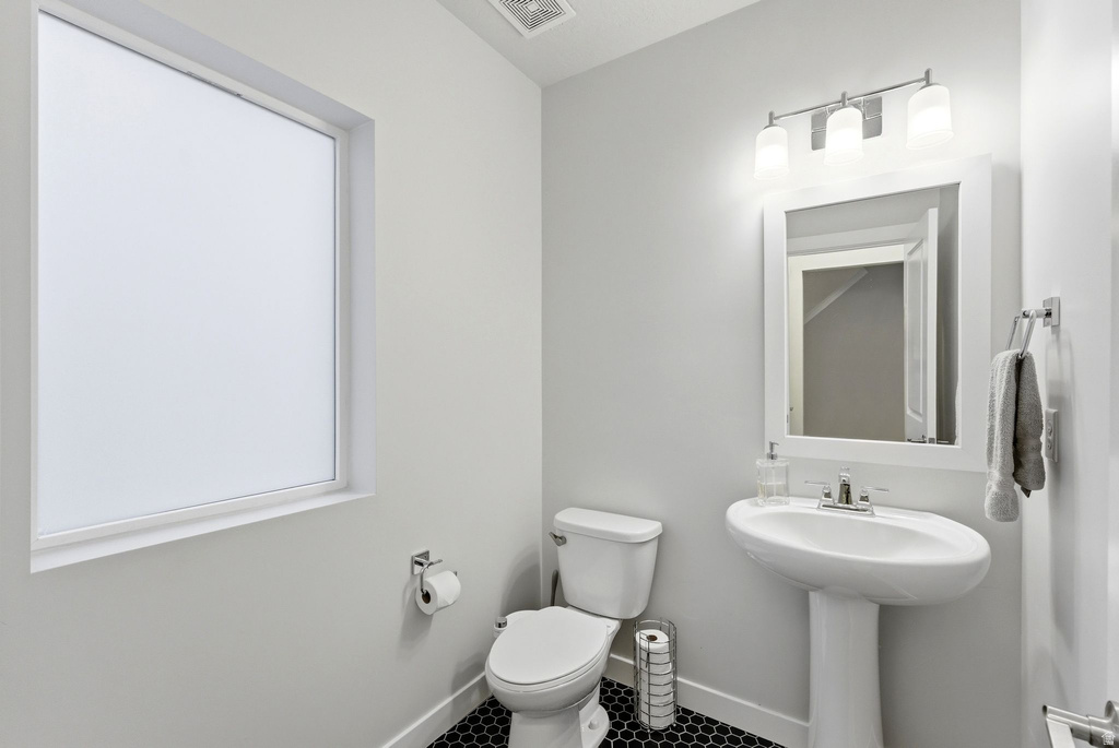 1196 W CLARK LN Farmington, UT 84025